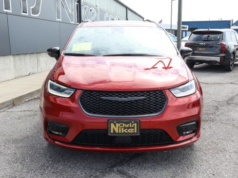 Used 2025 Chrysler Pacifica Limited FWD image 2