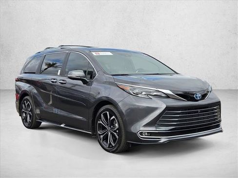 Certified 2025 Toyota Sienna Platinum image 3