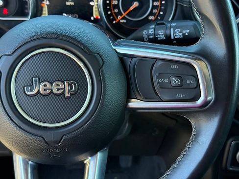 Used 2018 Jeep Wrangler Unlimited Sahara AWD/4WD image 16
