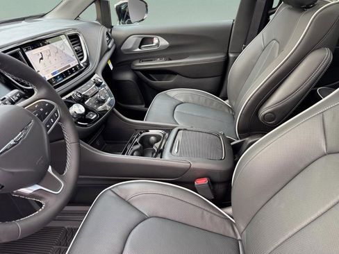 New 2026 Chrysler Pacifica Limited image 22