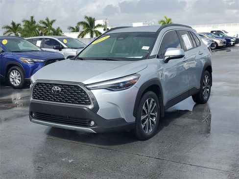 Certified 2023 Toyota Corolla Cross XLE image 3