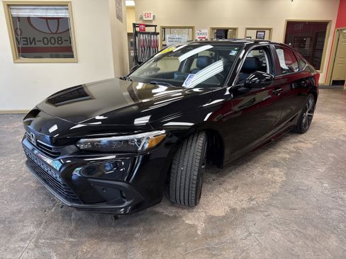 Used 2022 Honda Civic Touring image 3