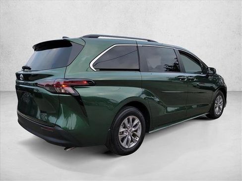 Used 2026 Toyota Sienna LE FWD image 5