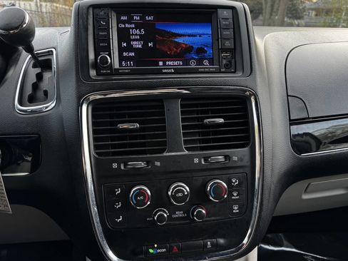 Used 2019 Dodge Grand Caravan SXT image 19