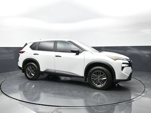 Certified 2025 Nissan Rogue S FWD image 3