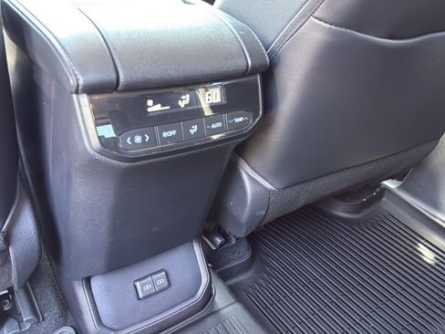 Used 2022 Toyota Highlander XLE AWD/4WD image 17