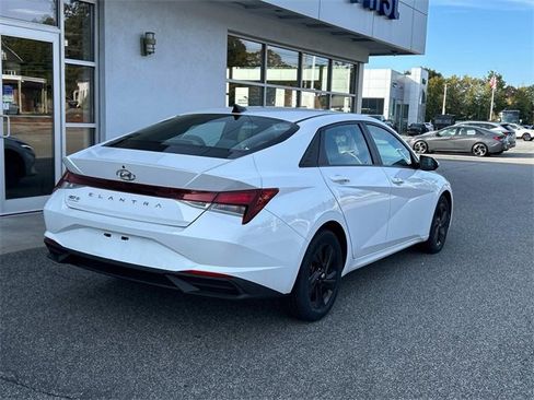 Certified 2022 Hyundai Elantra SEL w/ Cargo Package image 3