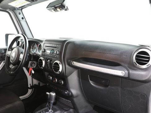 Used 2017 Jeep Wrangler Unlimited Sahara w/ Connectivity Group AWD/4WD image 15