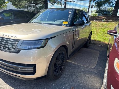 Used 2024 Land Rover Range Rover SE AWD/4WD image 2