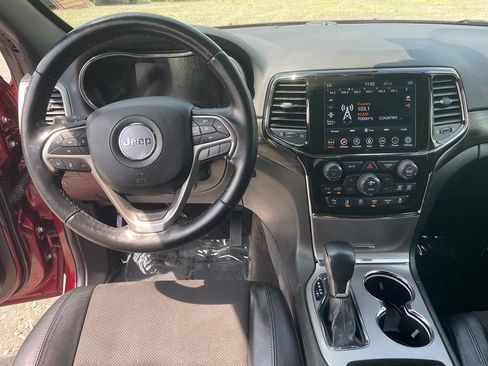 Used 2022 Jeep Grand Cherokee Laredo X AWD/4WD image 4