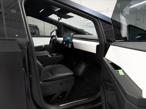 Used 2024 Tesla Cybertruck AWD Crew Cab image 34