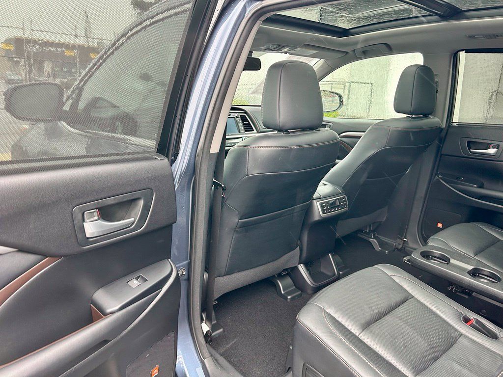 Used 2015 Toyota Highlander Limited Platinum AWD/4WD image 11