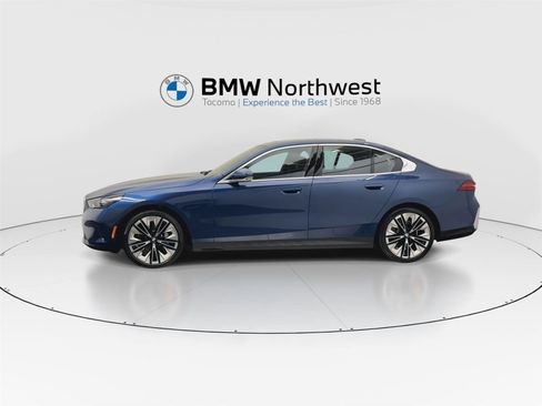 Used 2025 BMW 530i xDrive w/ Premium Package image 10
