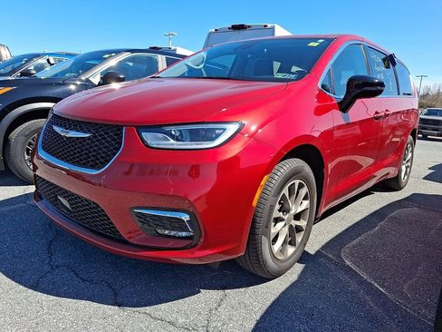 Used 2024 Chrysler Pacifica Touring-L image 3