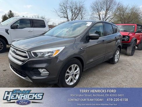 Used 2017 Ford Escape SE w/ SE Cold Weather Package image 1