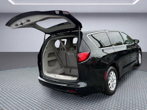 Used 2018 Chrysler Pacifica Touring FWD image 8