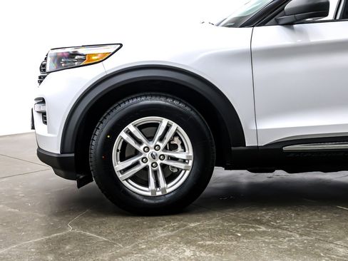 Used 2023 Ford Explorer XLT w/ Equipment Group 202A image 10