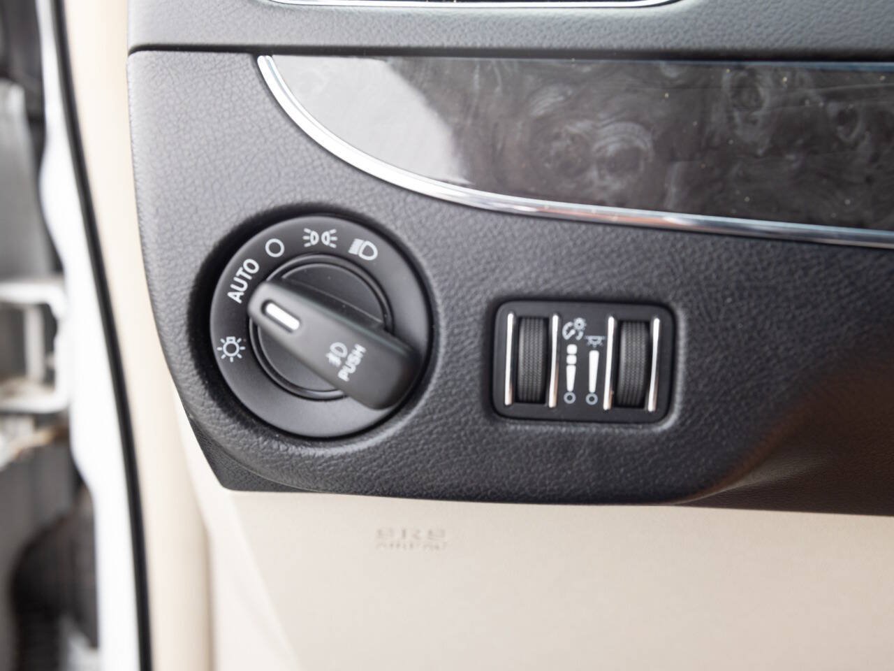 Used 2016 Chrysler Town & Country Touring FWD image 35