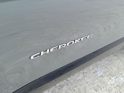 Used 2019 Jeep Cherokee Limited w/ Luxury Group image 26