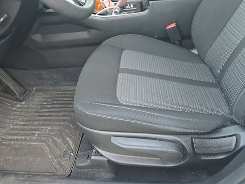 Certified 2023 Kia Sorento LX image 9