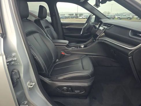 Used 2024 Jeep Grand Cherokee Limited w/ Black Appearance Package image 11