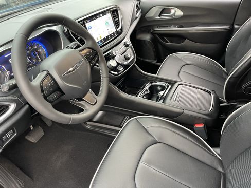 Certified 2026 Chrysler Pacifica Limited w/ S Appearance Package FWD image 18