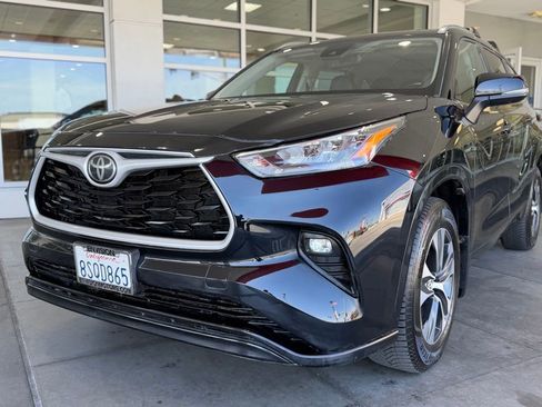 Certified 2020 Toyota Highlander XLE AWD/4WD image 3