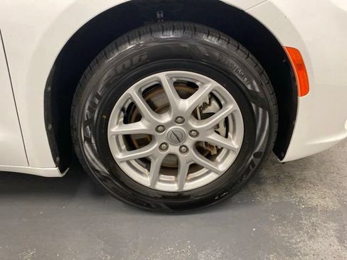 Used 2023 Chrysler Pacifica Touring-L FWD image 29