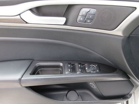 Used 2017 Ford Fusion Energi SE FWD image 22