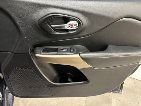 Used 2018 Jeep Cherokee Limited image 16