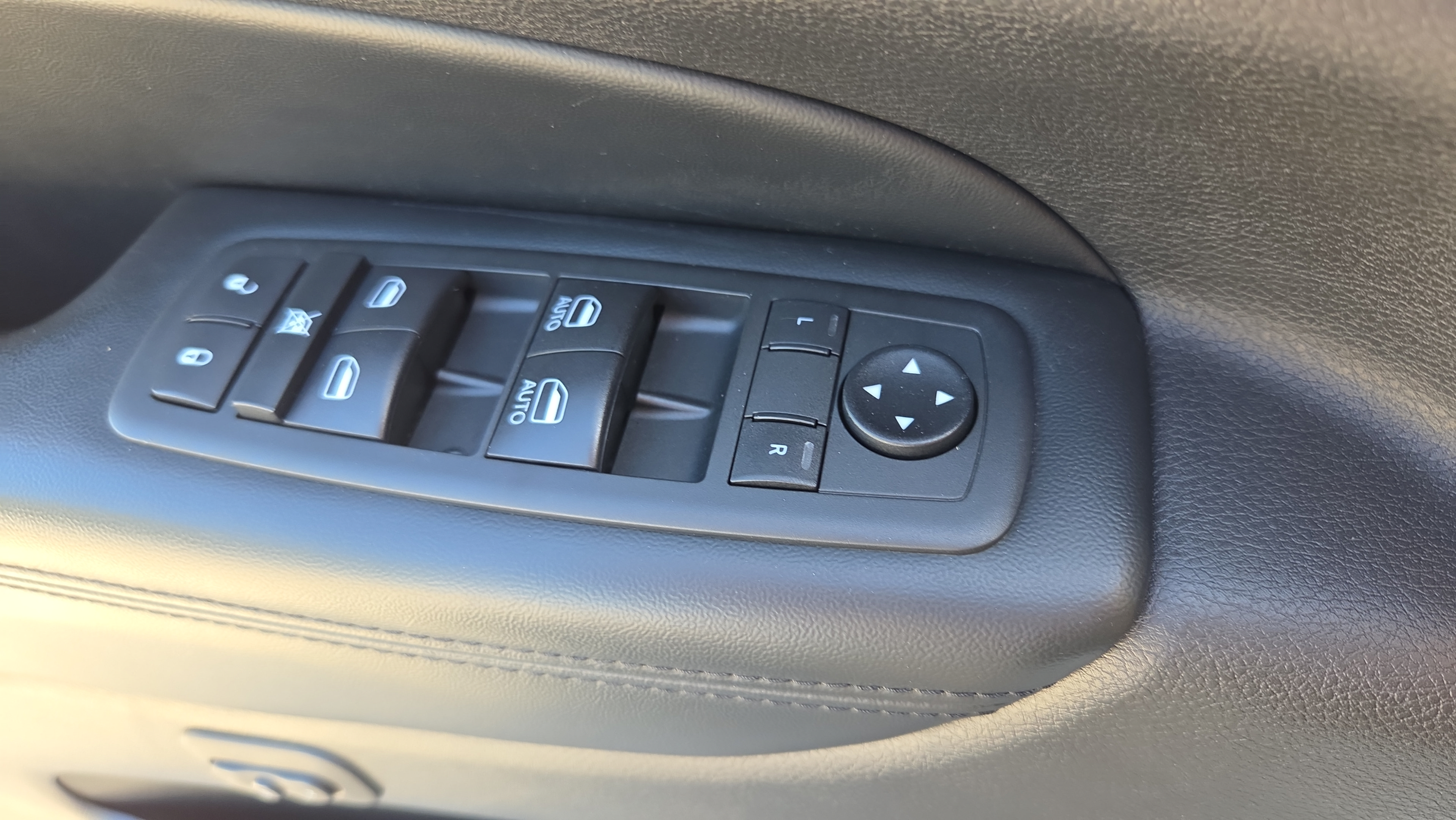 Used 2020 Jeep Grand Cherokee Limited AWD/4WD image 35