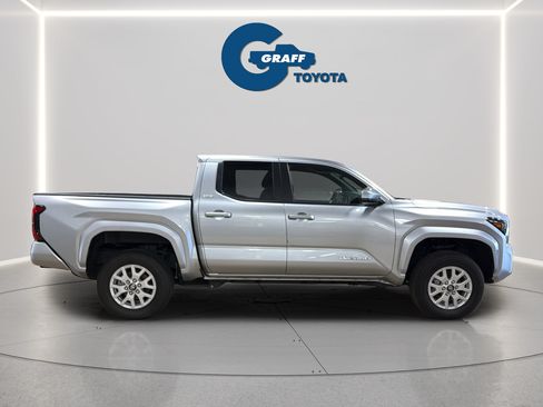Used 2025 Toyota Tacoma SR5 AWD/4WD image 4