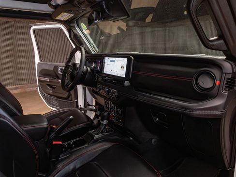 Used 2025 Jeep Wrangler Unlimited Rubicon AWD/4WD image 16
