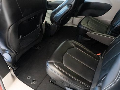 Used 2024 Chrysler Pacifica Touring-L FWD image 18