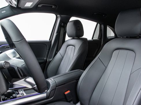 New 2025 Mercedes-Benz GLA 250 4MATIC image 13