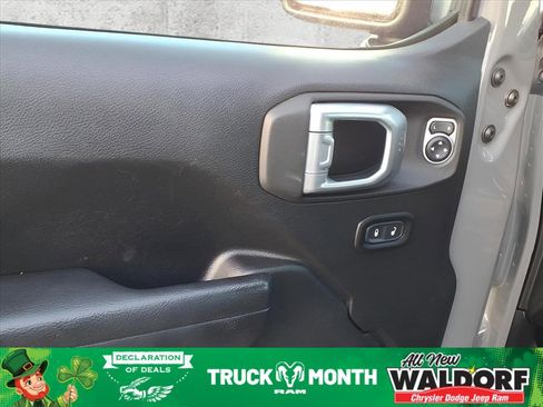 Used 2022 Jeep Gladiator Willys image 7