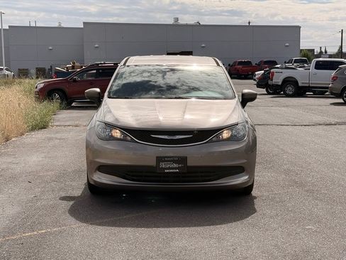 Used 2017 Chrysler Pacifica Touring w/ Tire & Wheel Group FWD image 8