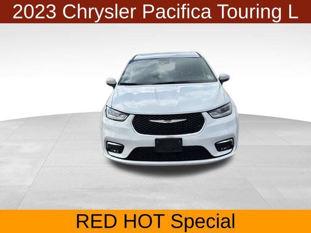 Used 2023 Chrysler Pacifica Touring-L FWD image 2