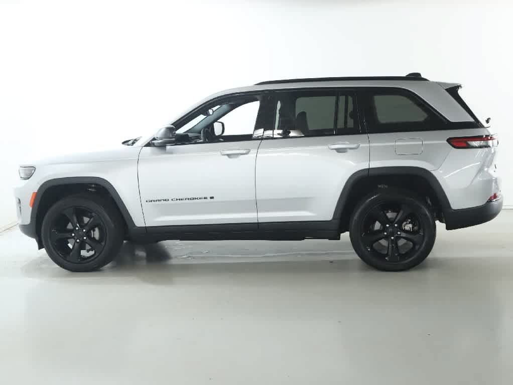 Certified 2024 Jeep Grand Cherokee Altitude AWD/4WD image 37