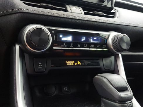 Used 2019 Toyota RAV4 LE w/ Carpet Mat Package FWD image 10