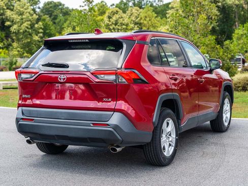 Used 2020 Toyota RAV4 XLE w/ Convenience Package FWD image 7