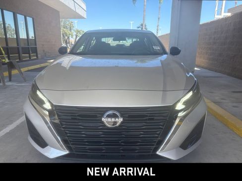 Used 2025 Nissan Altima 2.5 SV FWD image 2