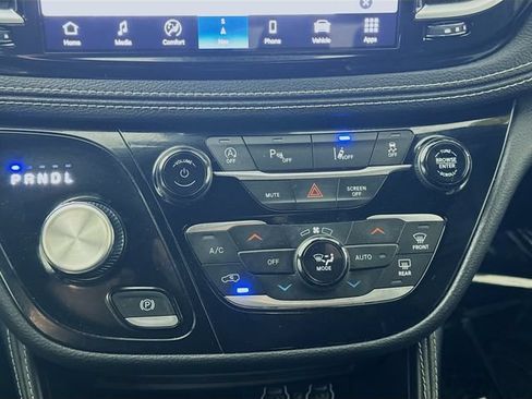 Used 2025 Chrysler Pacifica Limited FWD image 16