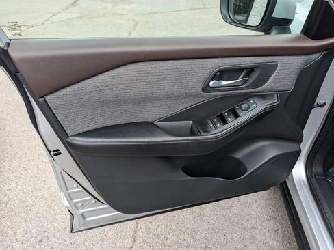 Used 2022 Nissan Rogue SV FWD image 11