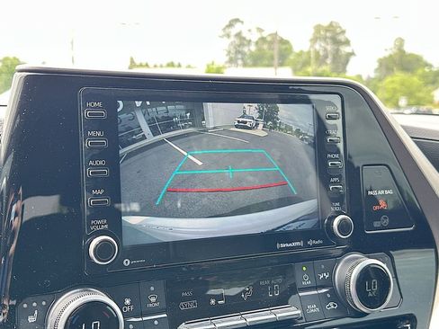 Used 2021 Toyota Highlander XLE FWD image 23