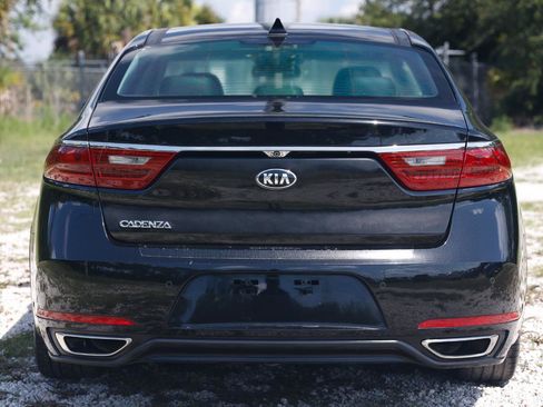Used 2017 Kia Cadenza Premium w/ Luxury Package FWD image 7