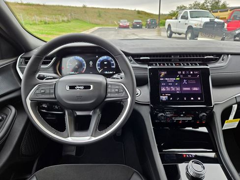 New 2025 Jeep Grand Cherokee Altitude image 17