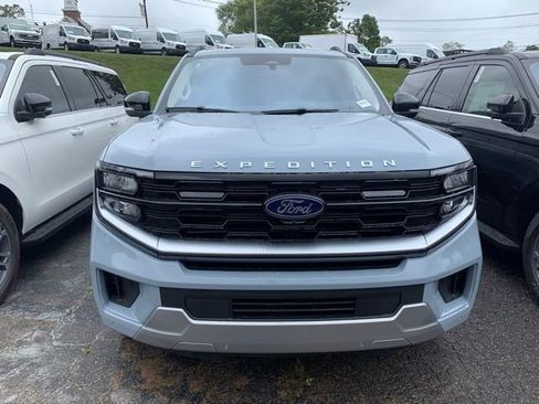 New 2025 Ford Expedition Platinum w/ Driver's Package image 8