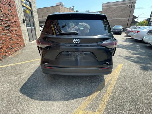 Used 2024 Toyota Sienna LE AWD/4WD image 4