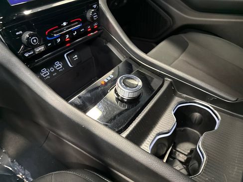 Used 2023 Jeep Grand Cherokee Laredo AWD/4WD image 19